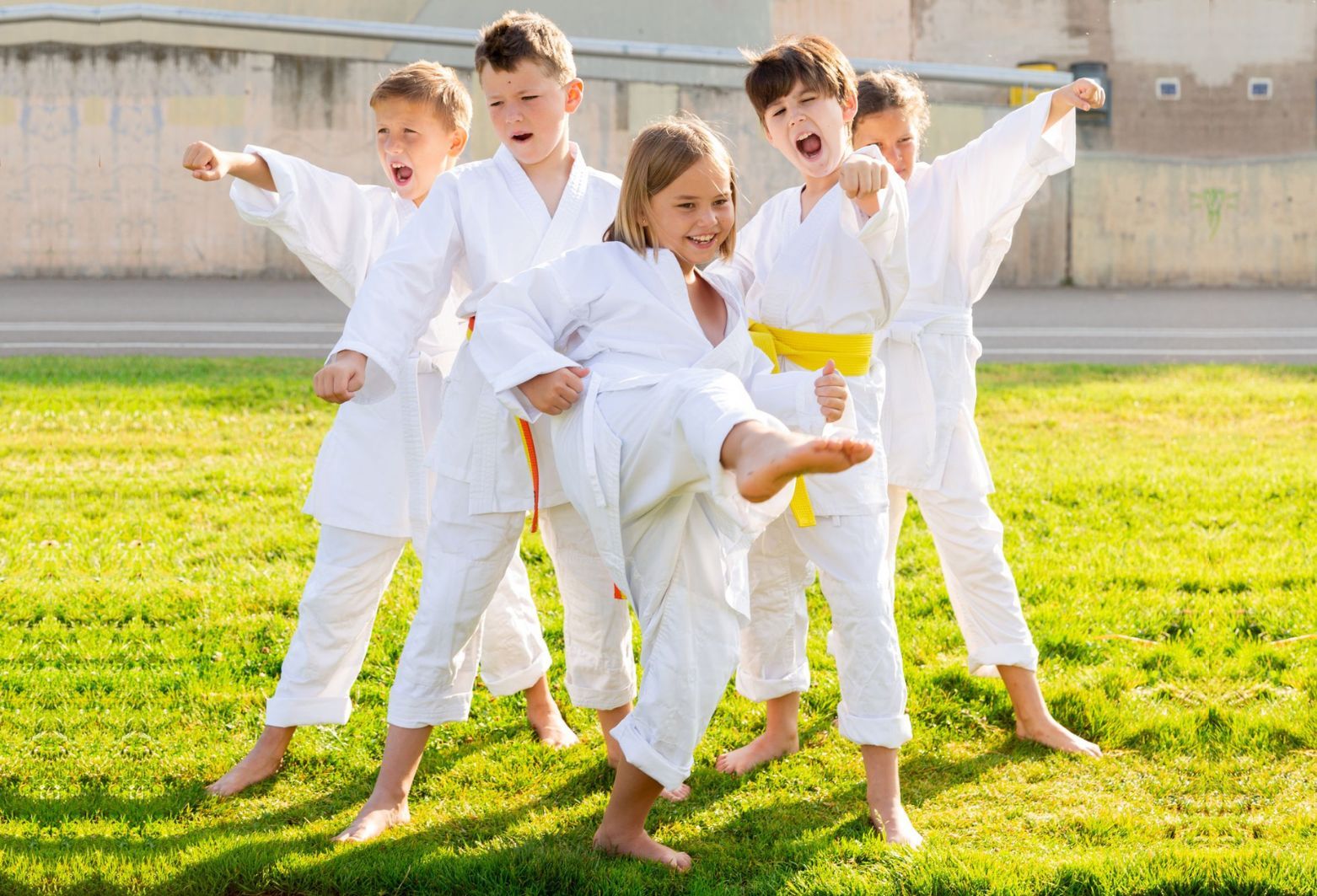Dziecięca radość płynąca z treningu karate.