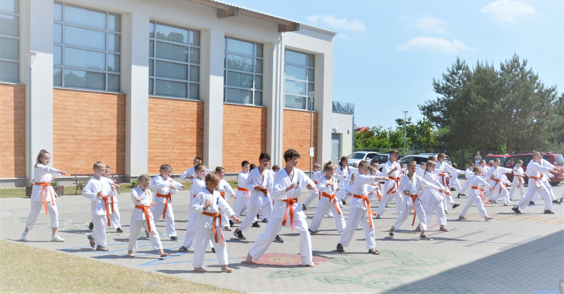 Prezentacja karateków przed szkołą