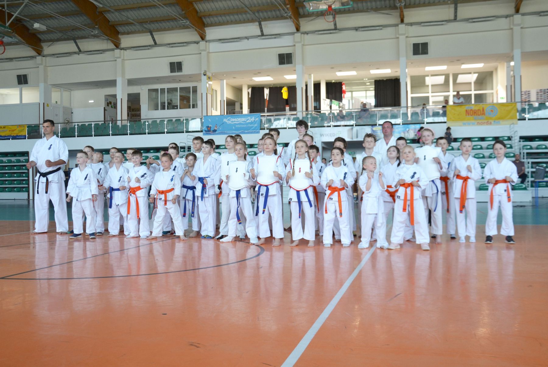 Sensei z grupą karateków.